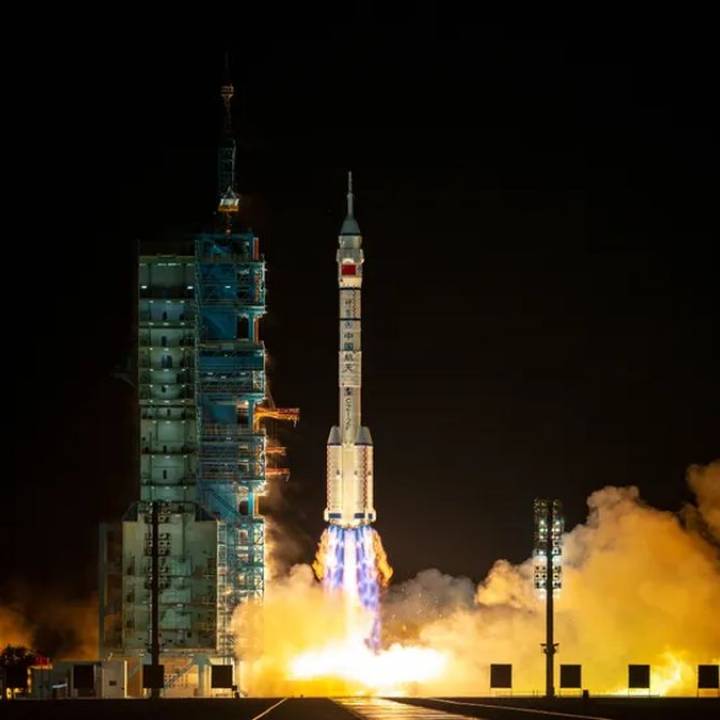 Ba phi hành gia Trung Quốc kẹt lại ngoài vũ trụ do một mảnh rác không gian va vào tàu của họ