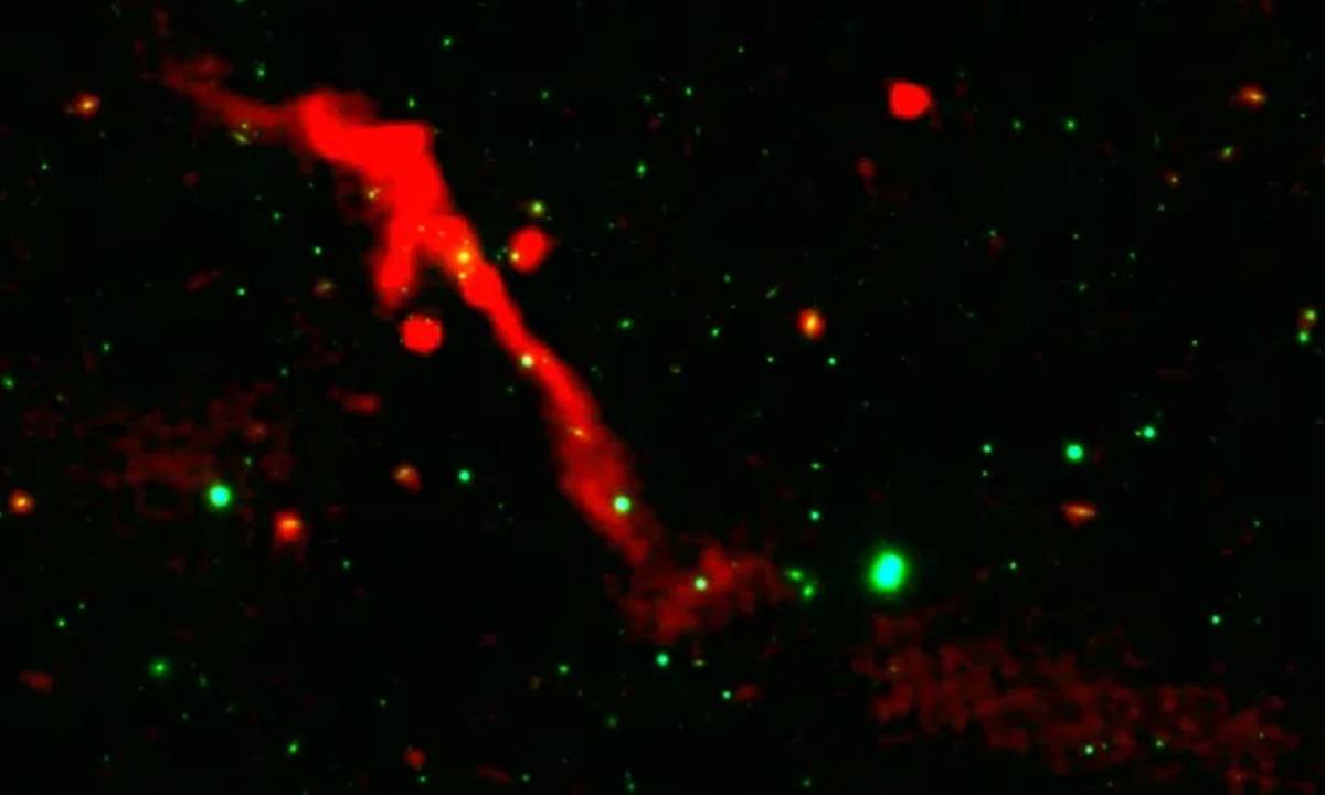 Một lỗ đen khổng lồ thức giấc sau 100 triệu năm ngủ yên