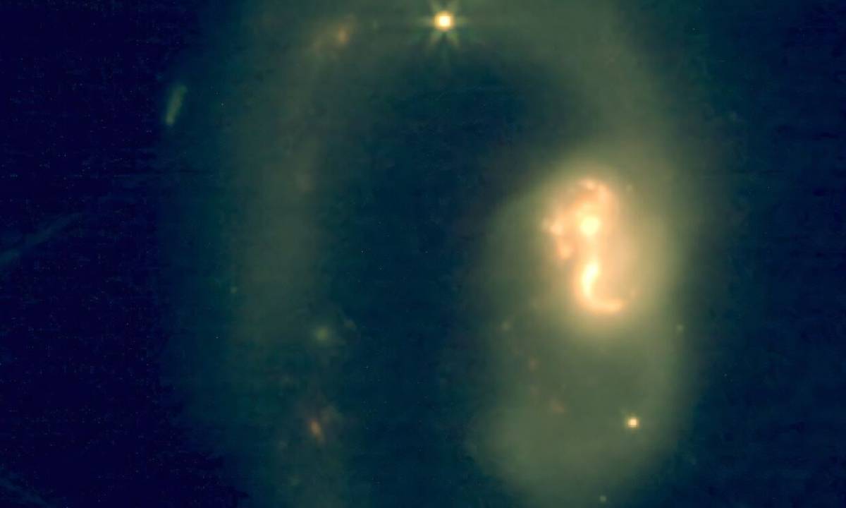 Sự phong phú của các phân tử hữu cơ ẩn sâu trong một nhân thiên hà bị bao phủ bởi khí và bụi