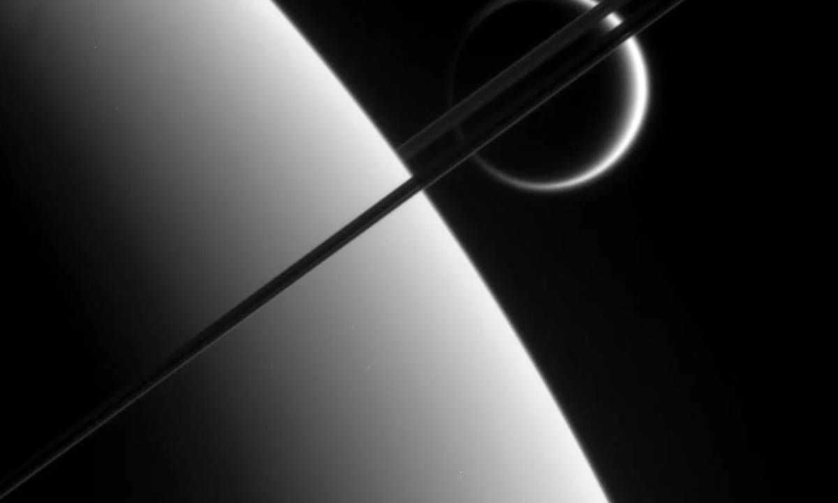 Một vụ hợp nhất xa xưa có thể đã tạo ra Titan trong khi những mảnh vụn tạo thành các vành của Sao Thổ