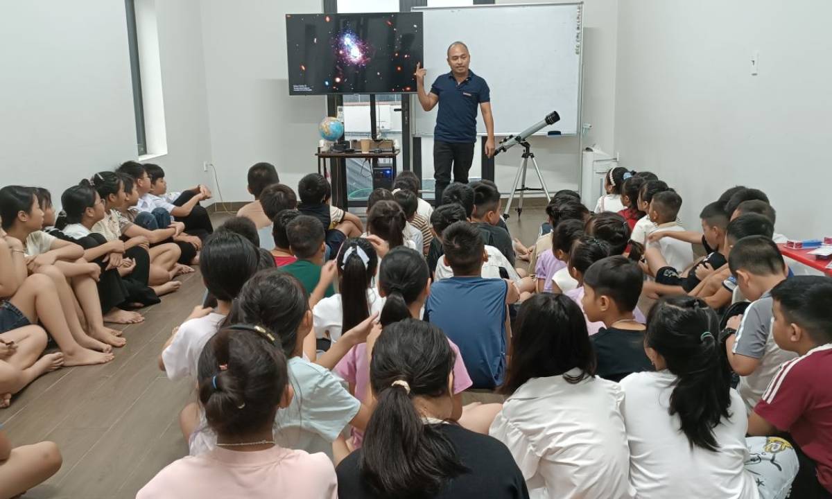 Nam Định: Mưa bão, trẻ em vẫn tới để cùng khám phá vũ trụ