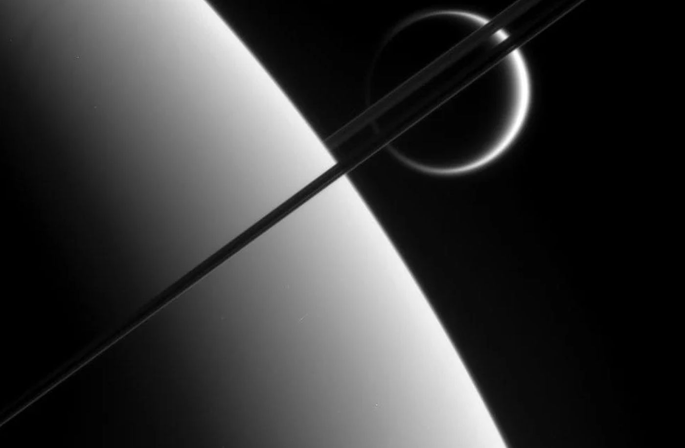 Một vụ hợp nhất xa xưa có thể đã tạo ra Titan trong khi những mảnh vụn tạo thành các vành của Sao Thổ